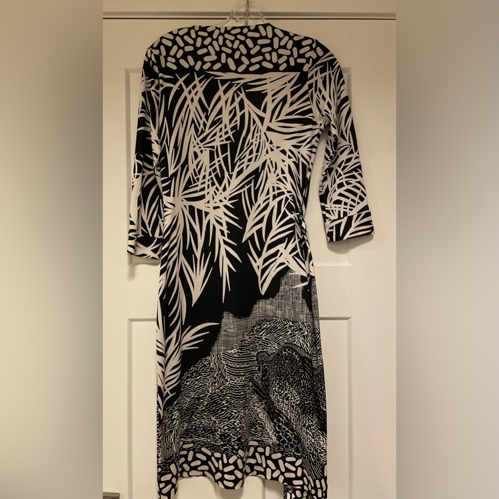 Diane Von Furstenberg Elegant Black and White Patterned Wrap Dress - Picture 2 of 15